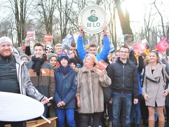 KULTOWY „CZŁOWIEK Z DESKĄ” –zobaczcie Go KULTOWY „CZŁOWIEK Z DESKĄ” –zobaczcie Go