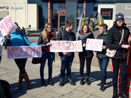 Kruszymy mury - happening Fundacji "Normalna przyszłość"