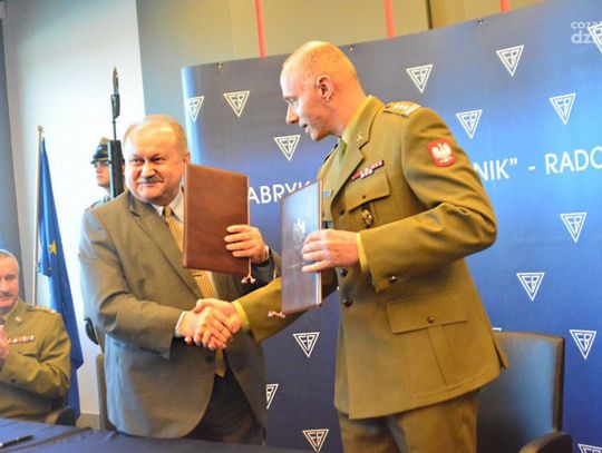 Kompania reprezentacyjna z bronią z Radomia