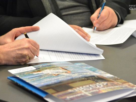 Podpisanie umowy na halę i stadion