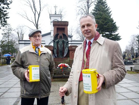 Kwesta Wielkanocna na cmentarzu przy ul.Limanowskiego Kwesta Wielkanocna na cmentarzu przy ul.Limanowskiego