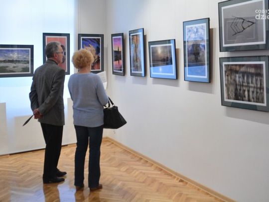 Wernisaż wystawy fotografii Grażyny Hankiewicz „Do góry nogami”. Wernisaż wystawy fotografii Grażyny Hankiewicz „Do góry nogami”.