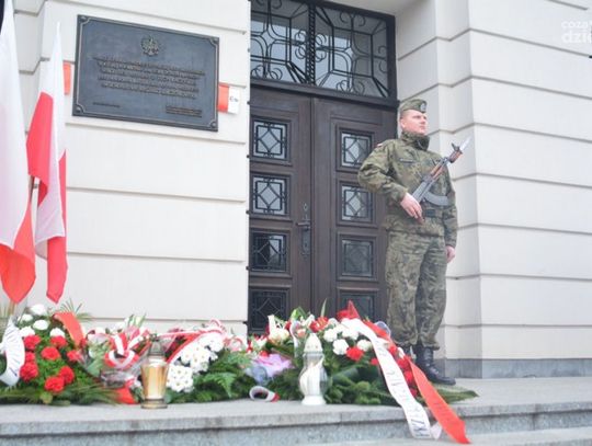 Złożenie kwiatów w rocznicę katastrofy smoleńskiej Złożenie kwiatów w rocznicę katastrofy smoleńskiej