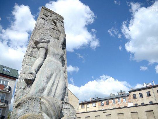 "Początek Księgi III" - happening przygotowany przez uczniów VI LO im. J. Kochanowskiego na placu po synagodze przy ul. Podwalnej