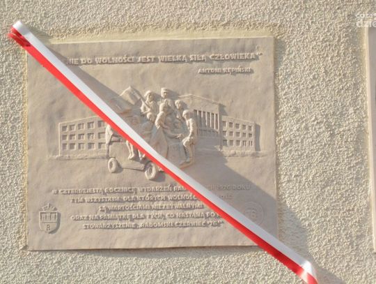 NADANIE NAZWY ALEI SENATORA ZBIGNIEWA ROMASZEWSKIEGO oraz ODSŁONIĘCIE PAMIĄTKOWEJ TABLICY Z OKAZJI 40. ROCZNICY WYDARZEŃ RADOMSKIEGO CZERWCA ‘76