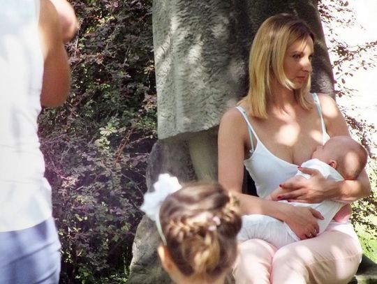 Karmienie piersią - happening fotograficzny: "The Milky Way" Karmienie piersią - happening fotograficzny: "The Milky Way"