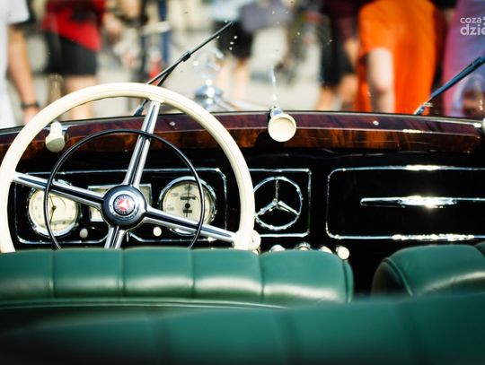 Uliczka tradycji: pokaz zabytkowych pojazdów, kolarski retro-wyścig