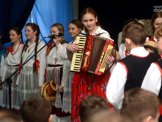 Wileńskie Kaziuki w wykonaniu uczniów z polskiego gimnazjum w Wilnie