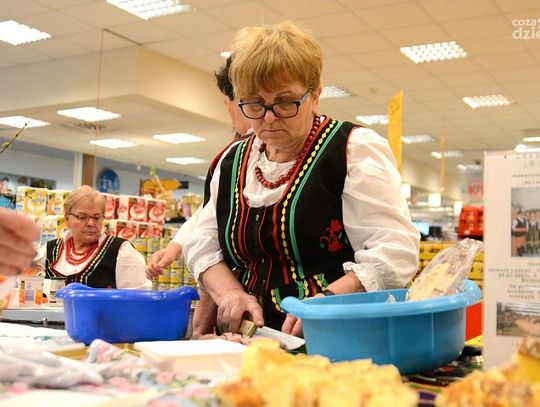 Pokaz przyrządzania tradycyjnego żurku w supermarkecie "Piotr i Paweł" Pokaz przyrządzania tradycyjnego żurku w supermarkecie "Piotr i Paweł"