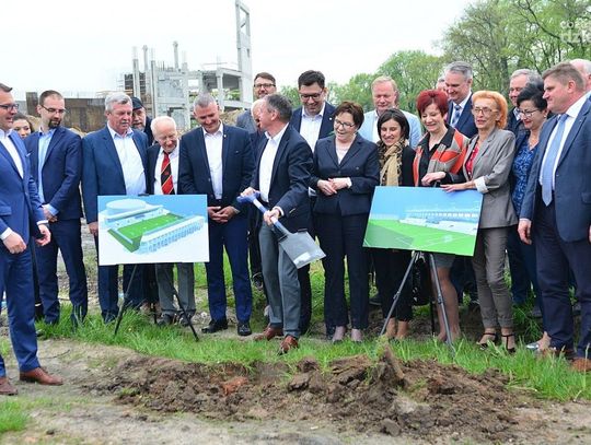 Uroczyste "wbicie" pierwszej łopaty, pod budowę nowego stadionu