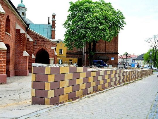 Prace przy ogrodzeniu placu wokół Fary Prace przy ogrodzeniu placu wokół Fary