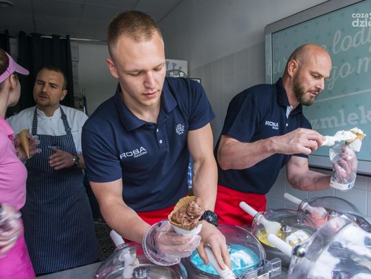 Rosa Radom sprzedaje lody na rzecz Karola Gutkowskiego