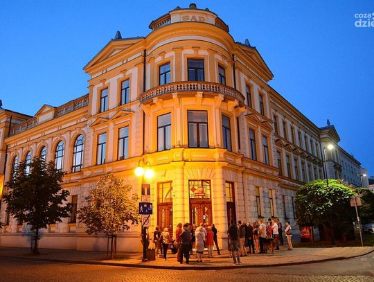 Protest przeciwko procederowym zmianom w sadownictwie przed budynkiem Sądu Okręgowego