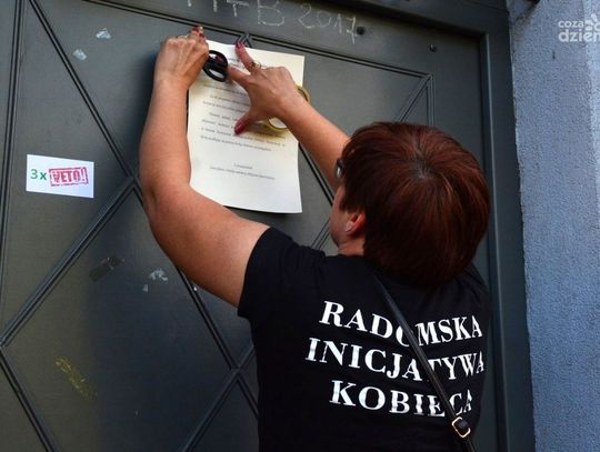 Protest przed siedzibą polityków PiS Protest przed siedzibą polityków PiS