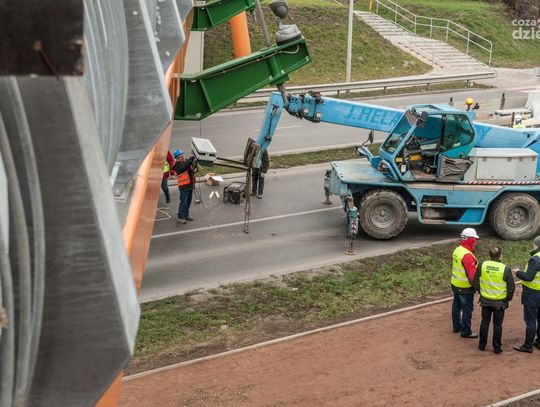 Montaż tłumików na kładce na Szarych Szeregów