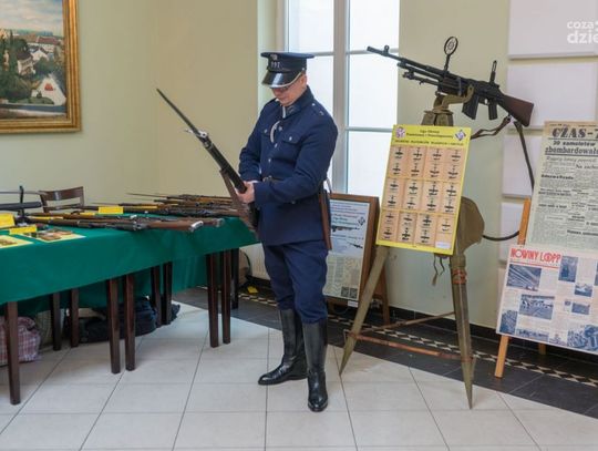 Wystawa broni w Wyższej Szkole Handlowej Wystawa broni w Wyższej Szkole Handlowej