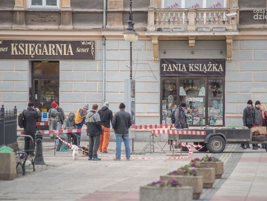 Ławeczka Witolda Gombrowicza na Placu Konstytucji Ławeczka Witolda Gombrowicza na Placu Konstytucji