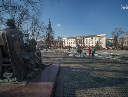 Pod Urzędem Miasta trwa kiermasz wielkanocny 