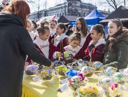 Licytacja pisanek na wielkanocnym kiermaszu Licytacja pisanek na wielkanocnym kiermaszu