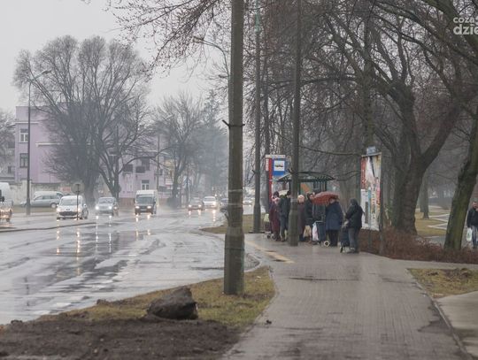 Pomimo deszczowej aury targowiska są pełne ludzi