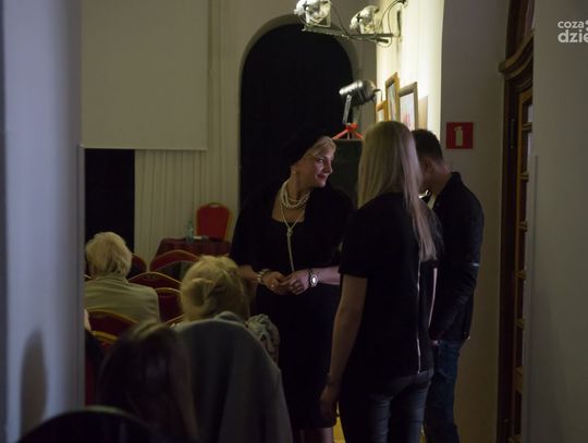 "Życie w pędzącej windzie" W Łaźni odbyła się promocja debiutanckiego tomiku poezji Agnieszki M. Złotkowskiej