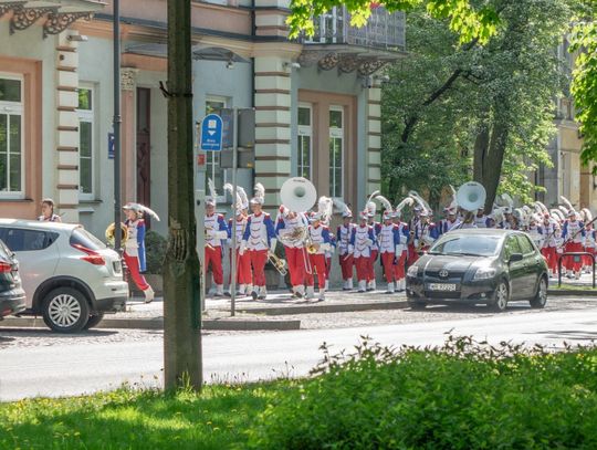 Przemarsz Radomskiej Młodzieżowej Orkiestry Dętej Grandioso i Młodzieżowej Orkiestry Dętej Miasta Zwolenia oraz odśpiewanie "Ody do Radości"