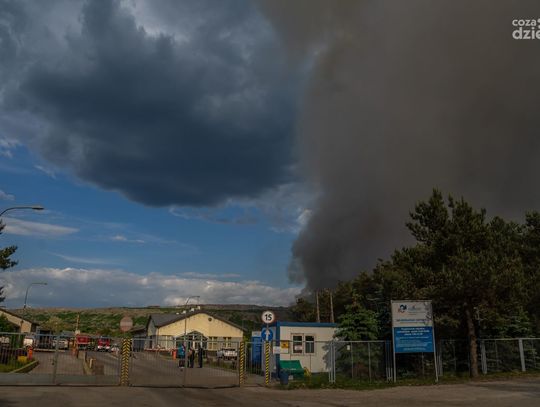 Silny wiatr nie ułatwia pracy strażakom