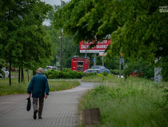 Pożar auta na rondzie Dmowskiego na Ustroniu