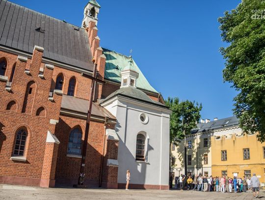 Wyjątkowe RETROSPOTKANIE podczas którego przeszliśmy trasą przemierzaną przez królów rezydujących w Radomiu Wyjątkowe RETROSPOTKANIE podczas którego przeszliśmy trasą przemierzaną przez królów rezydujących w Radomiu