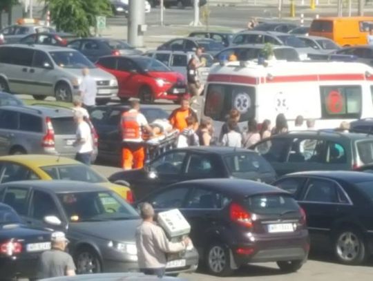 Zderzenie na parkingu. Jedna osoba poszkodowana