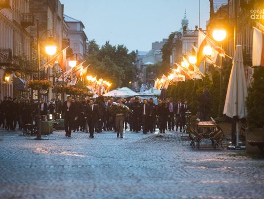 Obchody rocznicy Czerwca 76 - złożenie kwiatów pod pomnikiem Lecha i Marii Kaczyńskich