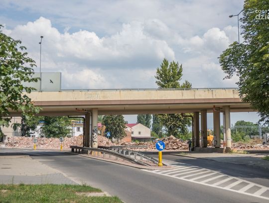 Praca nad trasą N-S wre. Zburzona została kolejna kamienica.