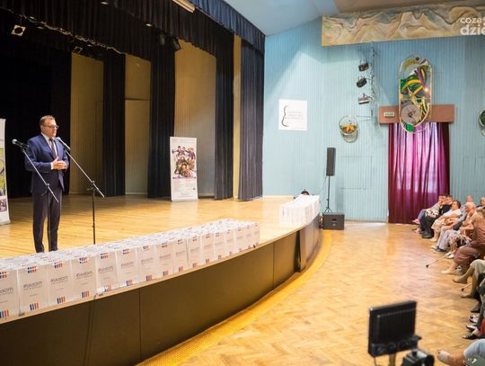 Prezydent Witkowski wręczył seniorom czujniki tlenku węgla