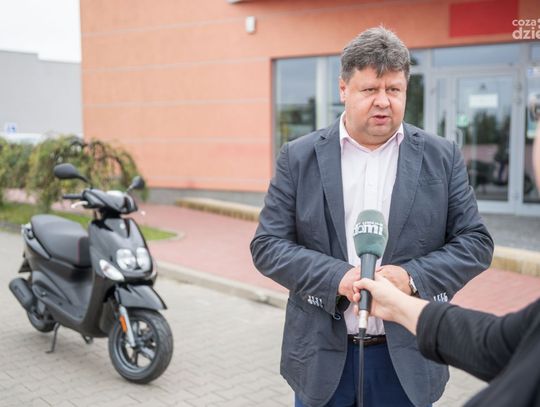 Uroczyste wręczenie skutera zwycięzcy II edycji konkursu "Moje pierwsze prawo jazdy" Uroczyste wręczenie skutera zwycięzcy II edycji konkursu "Moje pierwsze prawo jazdy"