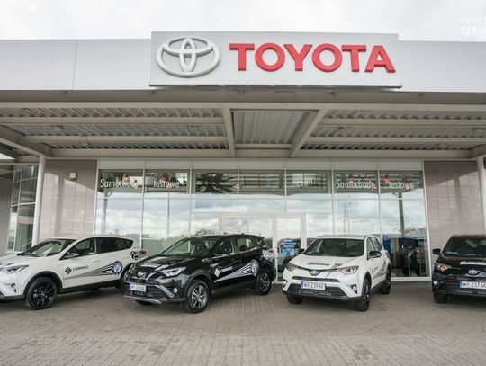 Toyota Romanowski wręczył zawodnikom "Czarnych Radom" 10 Toyot Rav4 i 2 Leksusy NX dla menadżera i trenera Toyota Romanowski wręczył zawodnikom "Czarnych Radom" 10 Toyot Rav4 i 2 Leksusy NX dla menadżera i trenera