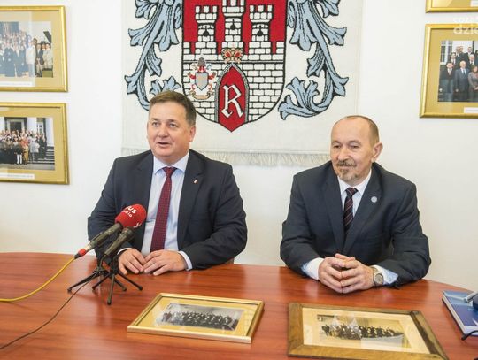 Fotografia radnych Rady Miejskiej w Radomiu z 1934 roku przekazana do Archiwum Państwowego (zdjęcia)
