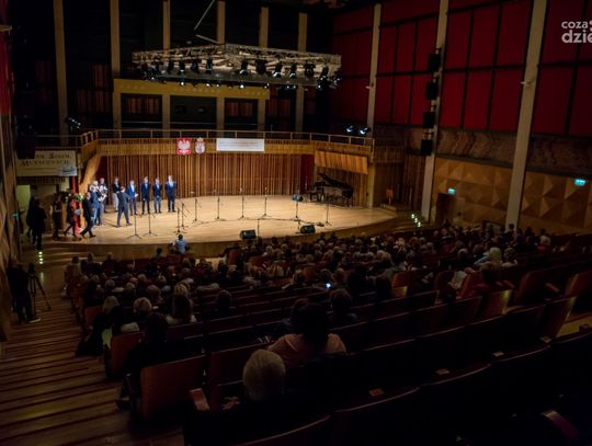 Dzień Edukacji Narodowej, dyplomy i odznaczenia dla zasłużonych nauczycieli.