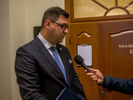 Rozprawa sądowa pomiędzy Konradem Frysztakiem a Karolem Gutkowiczem i Markiem Szarym