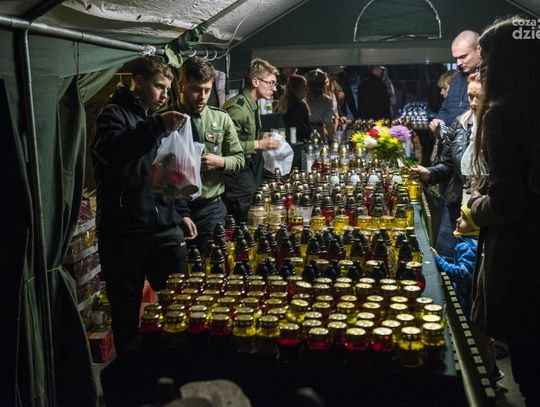 Cmentarz komunalny na Firleju nocą (zdjęcia)