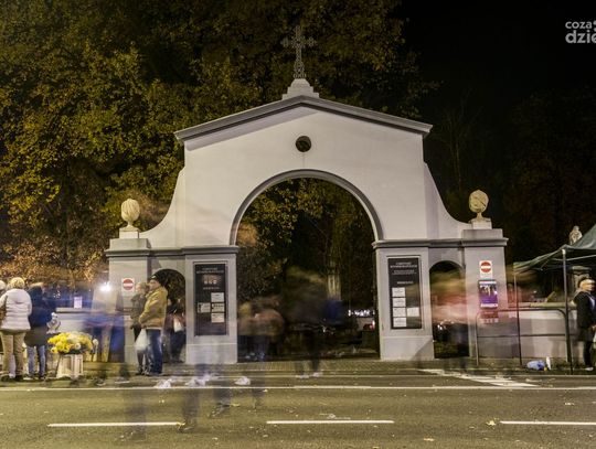 Cmentarz rzymskokatolicki przy ul. Limanowskiego nocą (zdjęcia)