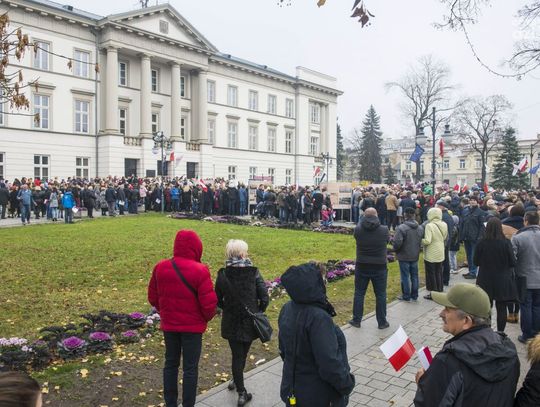„Niepodległa do hymnu” - wspólne śpiewanie na placu Corazziego (zdjęcia)