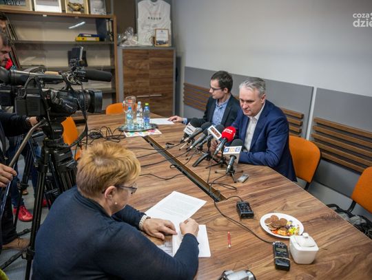 Konferencja ws całorocznego lodowiska które ma być otwarte przy ZSO 4