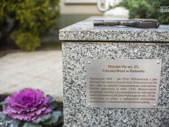 Pierwsze Rzeźby nawiązujące do radomskiego przemysłu pojawiły się w Radomiu (zdjęcia) Pierwsze Rzeźby nawiązujące do radomskiego przemysłu pojawiły się w Radomiu (zdjęcia)