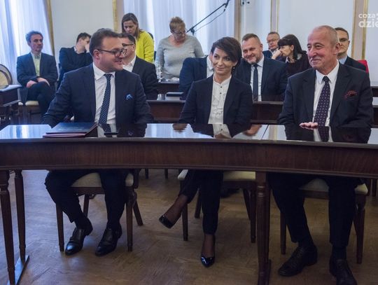 Ślubowanie radnych i prezydenta na sesji Rady Miejskiej (zdjęcia) Ślubowanie radnych i prezydenta na sesji Rady Miejskiej (zdjęcia)