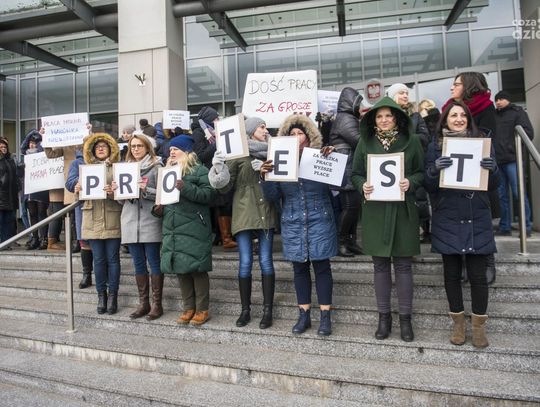 Protest pracowników administracyjnych sądu (zdjęcia) Protest pracowników administracyjnych sądu (zdjęcia)