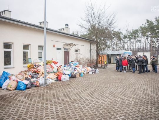 Przekazanie darów dla schroniska