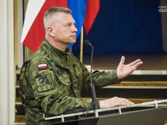 Podpisanie umów między 6. Mazowiecką Brygadą Obrony Terytorialną a placówkami oświatowymi (zdjęcia)