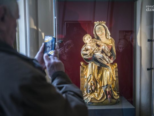 Figura Matki Bożej z Dzieciątkiem z Bramy Krakowskiej w muzeum katedralnym (zdjęcia) Figura Matki Bożej z Dzieciątkiem z Bramy Krakowskiej w muzeum katedralnym (zdjęcia)