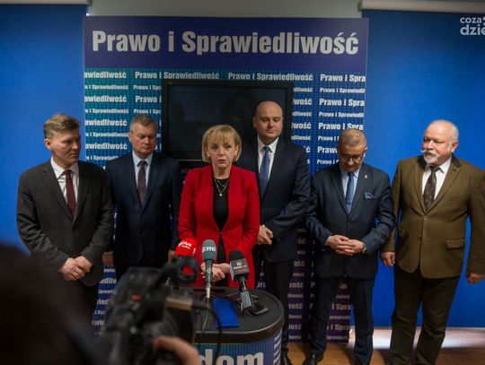 Przedstawiciele Radomskiego PiSu przedstawili tz. "Piątkę Kaczyńskiego" Przedstawiciele Radomskiego PiSu przedstawili tz. "Piątkę Kaczyńskiego"