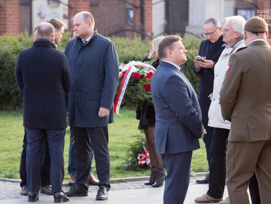 Złożenie kwiatów pod pomnikiem pary prezydenckiej Marii i Lecha Kaczyńskich (zdjęcia)